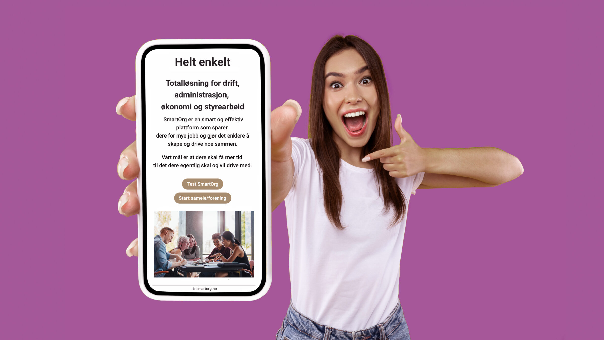 Great,Mobile,Offer.,Excited,Lady,Pointing,Finger,At,Smartphone,In Smartorg på mobil - pc -nettbrett - 100% responsiv - skubaskert web applikasjo