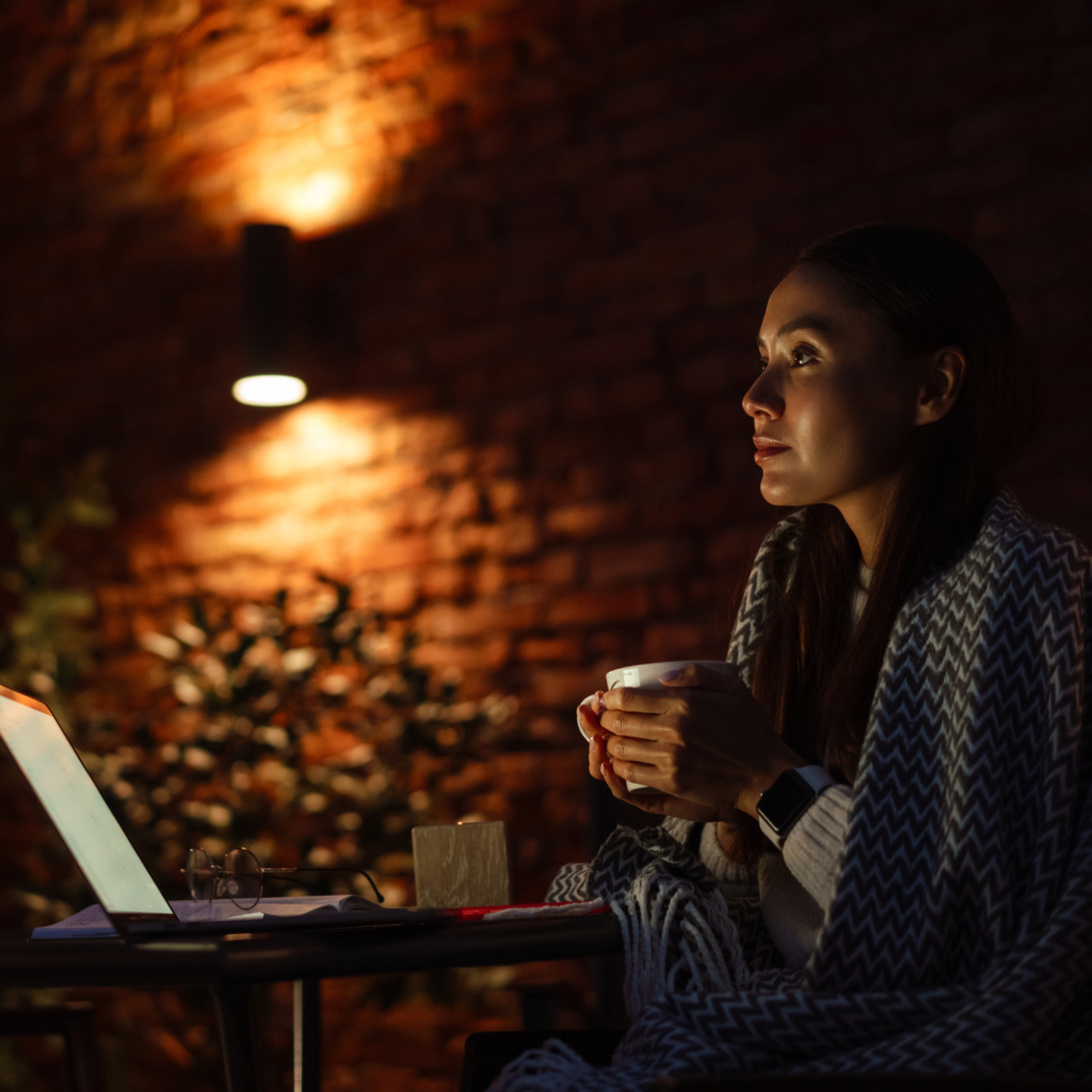 Mørkt, kvinne foran datamaskin